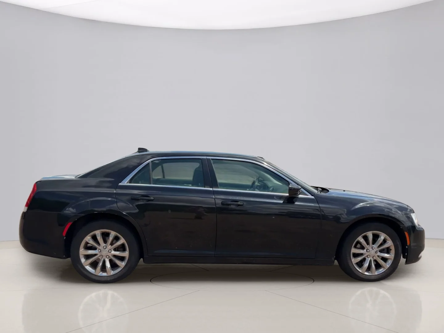 Used 2018 Black Chrysler TOURING image 6