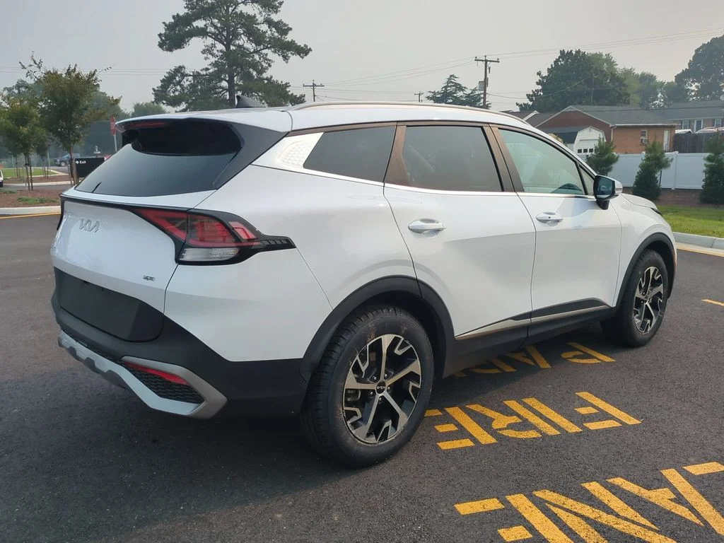Used 2023 White Kia EX image 4