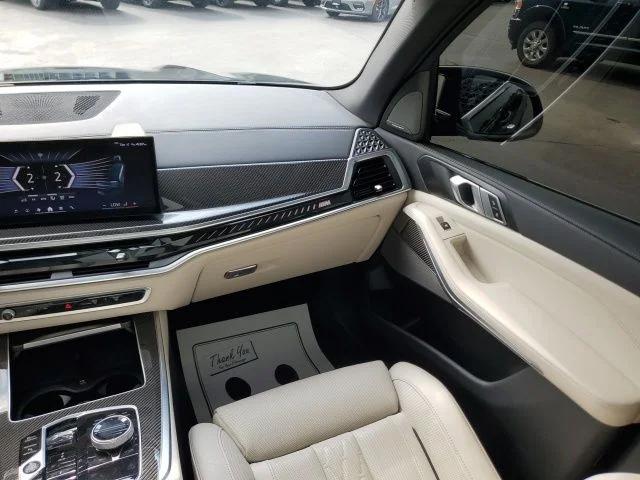 Used 2025 Black BMW M60i image 13
