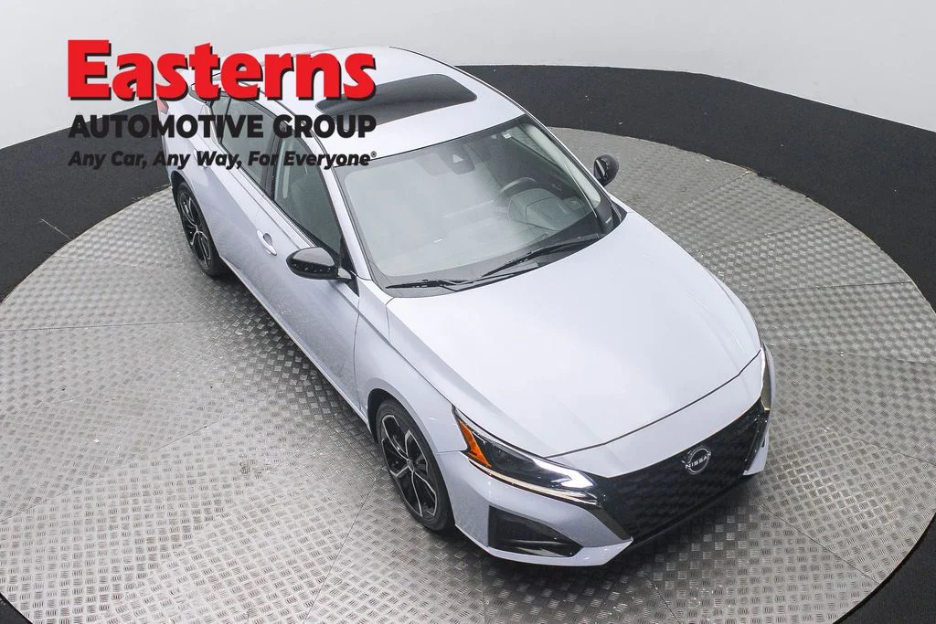 Used 2025 Gray Nissan 2.5 SR image 3