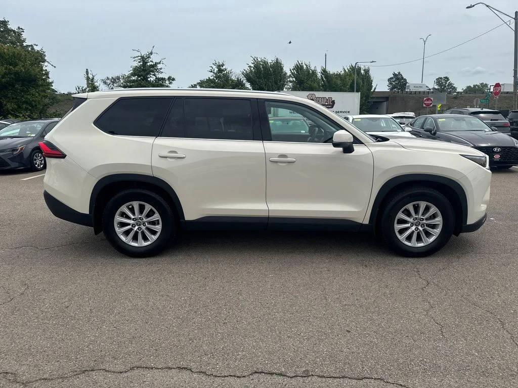 Used 2024 White Toyota XLE image 10