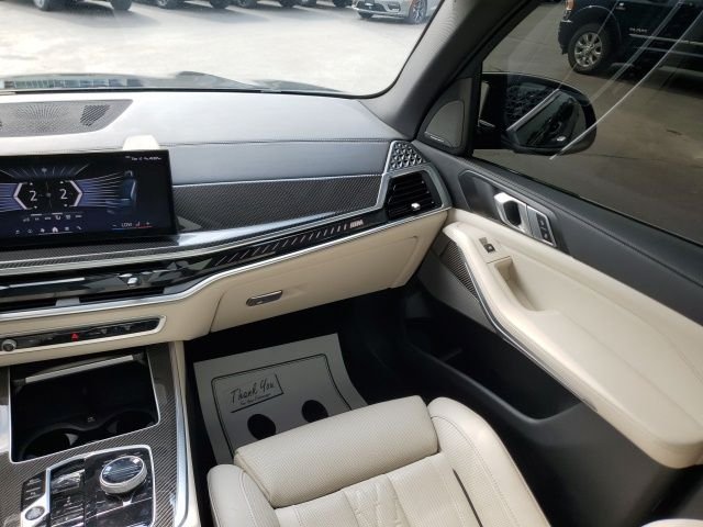 Used 2025 Black BMW M60i image 13