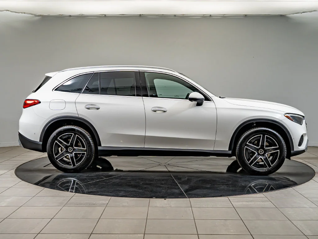 New 2026 Polar White Mercedes-Benz GLC 300 image 4
