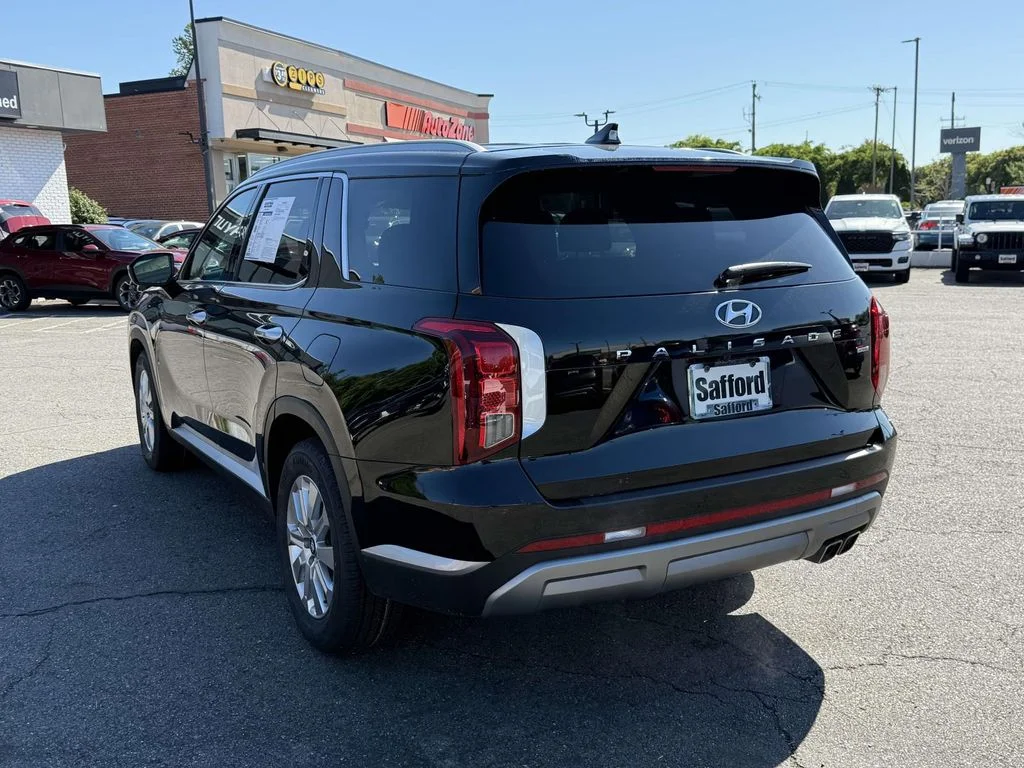 Used 2023 Black Hyundai SEL image 5
