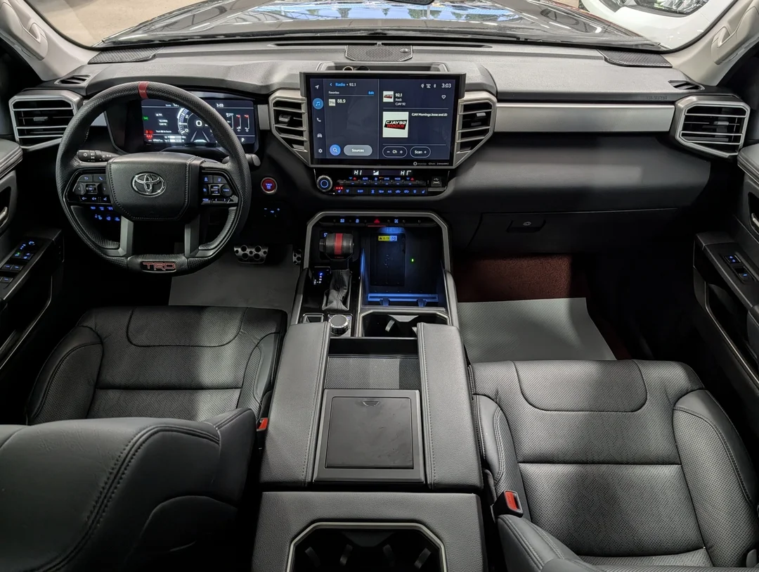 Used 2024  Toyota 4X4 -Leather - Sunroof - Blind Spot - Park Assist - Lane Keep image 26