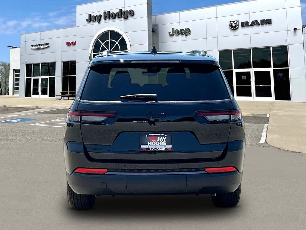 New 2026 Diamond Black Crystal Pearl-Coat Exterior Paint Jeep Altitude image 4