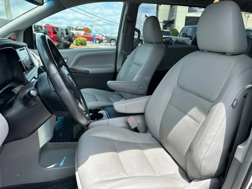 Used 2017 White Toyota XLE image 30