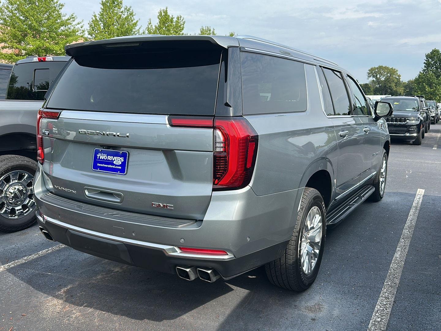 Used 2025 Sterling Metallic GMC Denali image 3