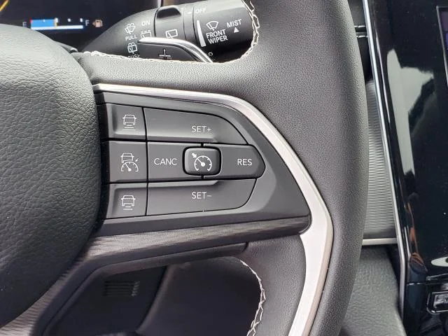 Used 2023 Diamond Black Crystal Pearlcoat Jeep Laredo X image 13