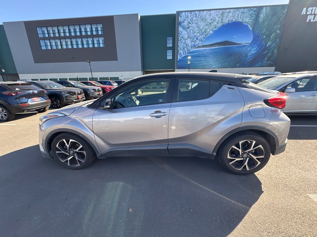 Used 2019 Silver Toyota XLE image 9