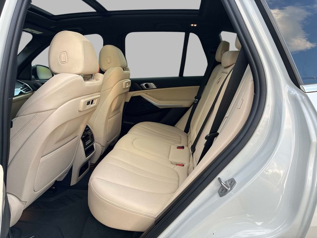 Used 2021 White BMW xDrive40i image 16