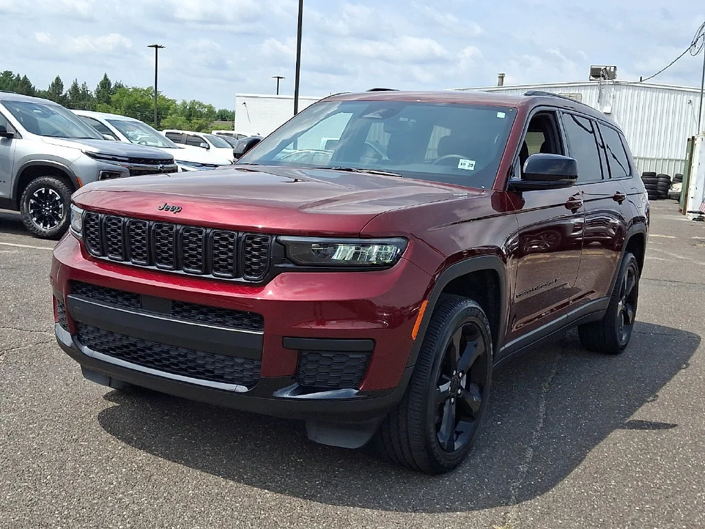 Used 2024 Red Jeep Altitude X 4x4 image 5