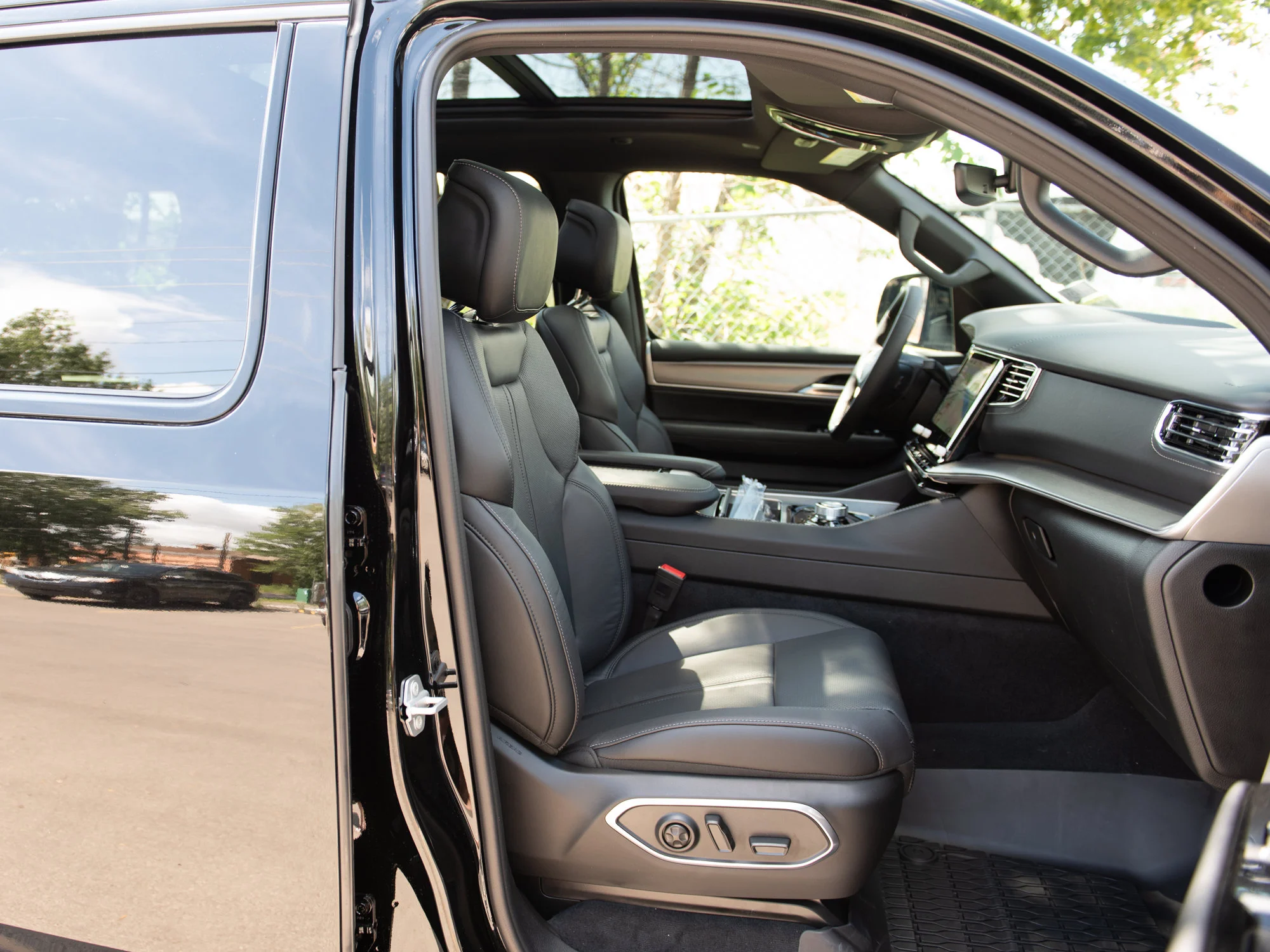 New 2026 Black Jeep Limited Reserve* image 30
