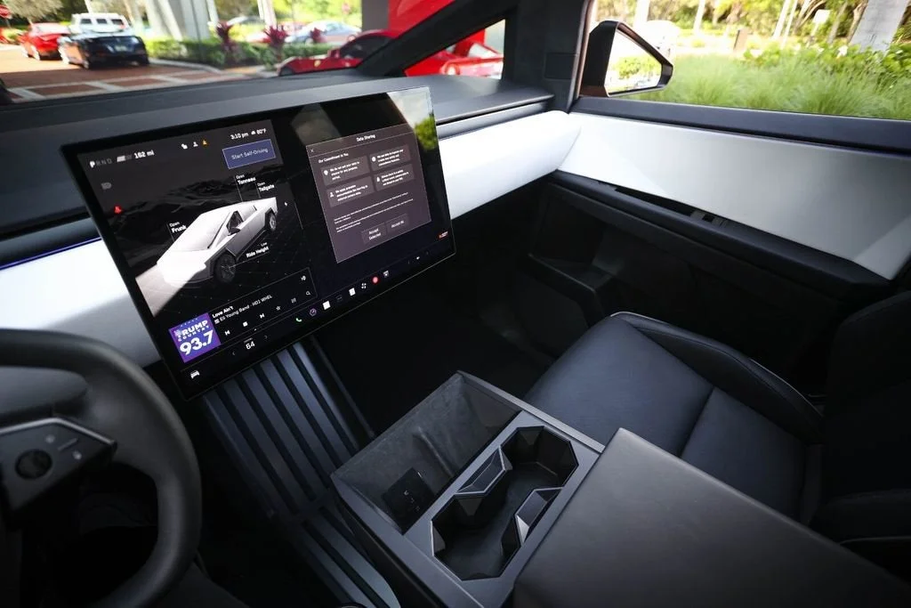 2024 Tesla Cybertruck Base - Photo 25