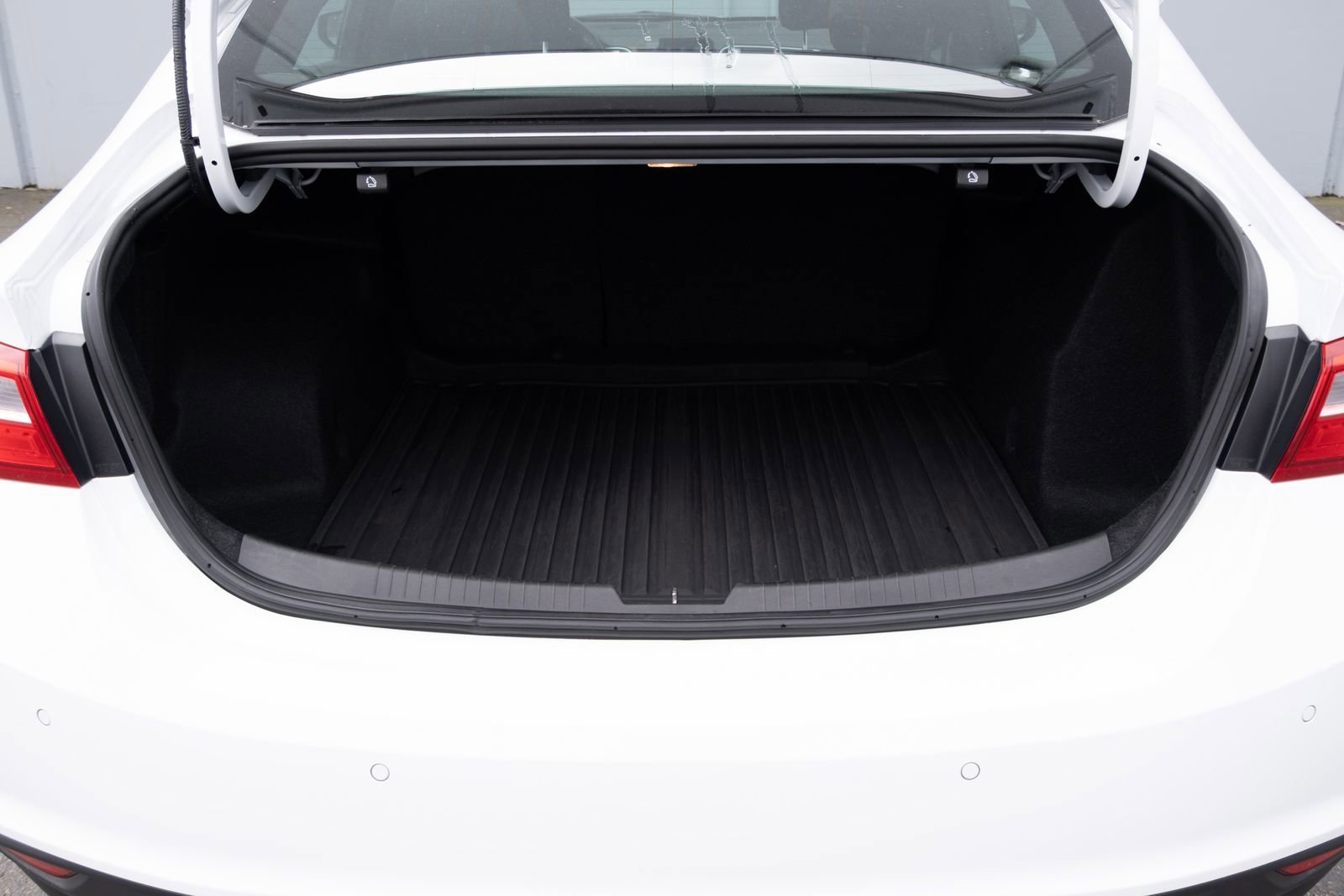 Used 2024 Summit White Chevrolet 1LT image 23