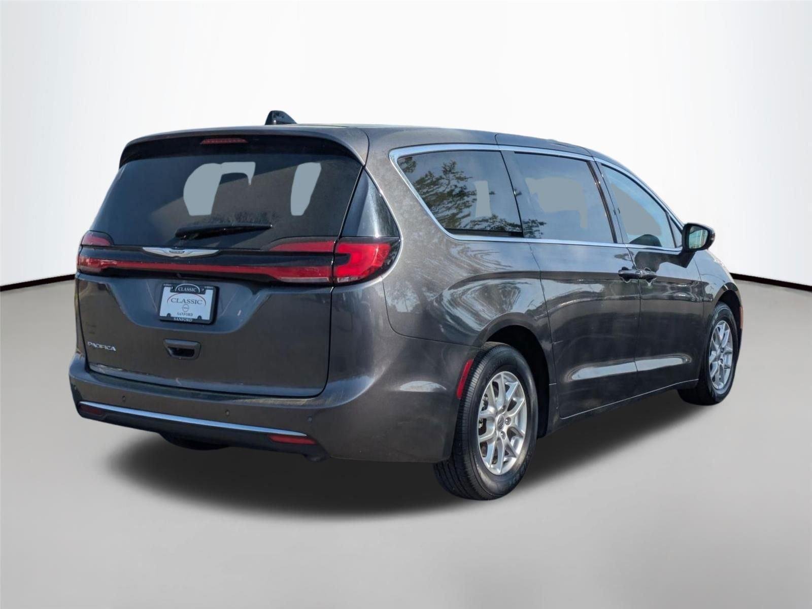 Used 2023 Granite Crystal Metallic Clearcoat Chrysler Touring L image 7