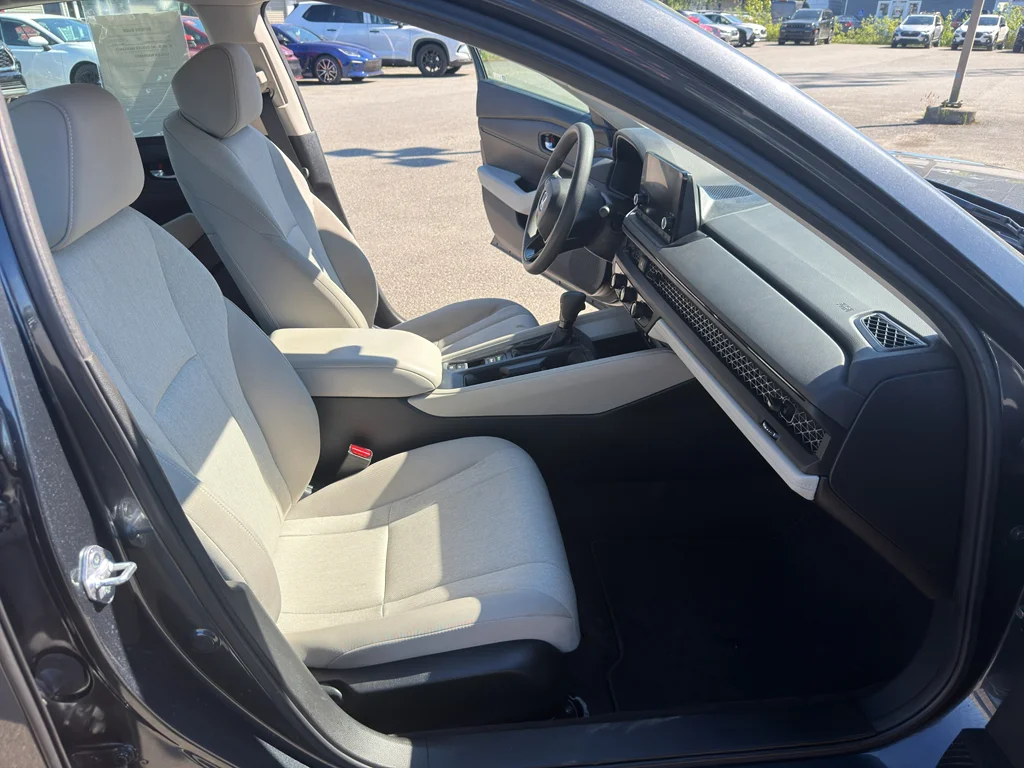 Used 2024 Solar Silver Metallic Honda LX image 8