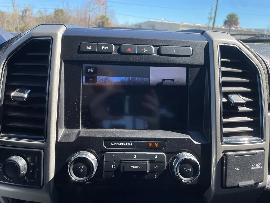 Used 2019 White Platinum Tri-Coat Metallic Ford LARIAT image 23