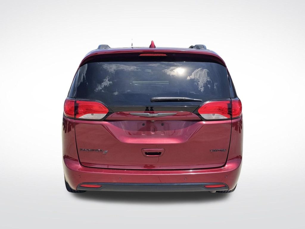 Used 2019 Red Chrysler Limited image 10