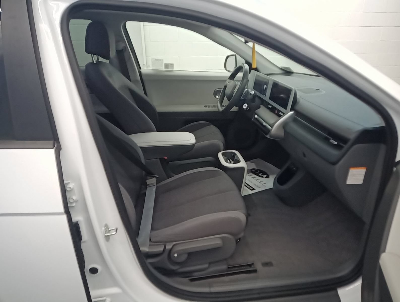 Used 2024 White Hyundai SEL image 10
