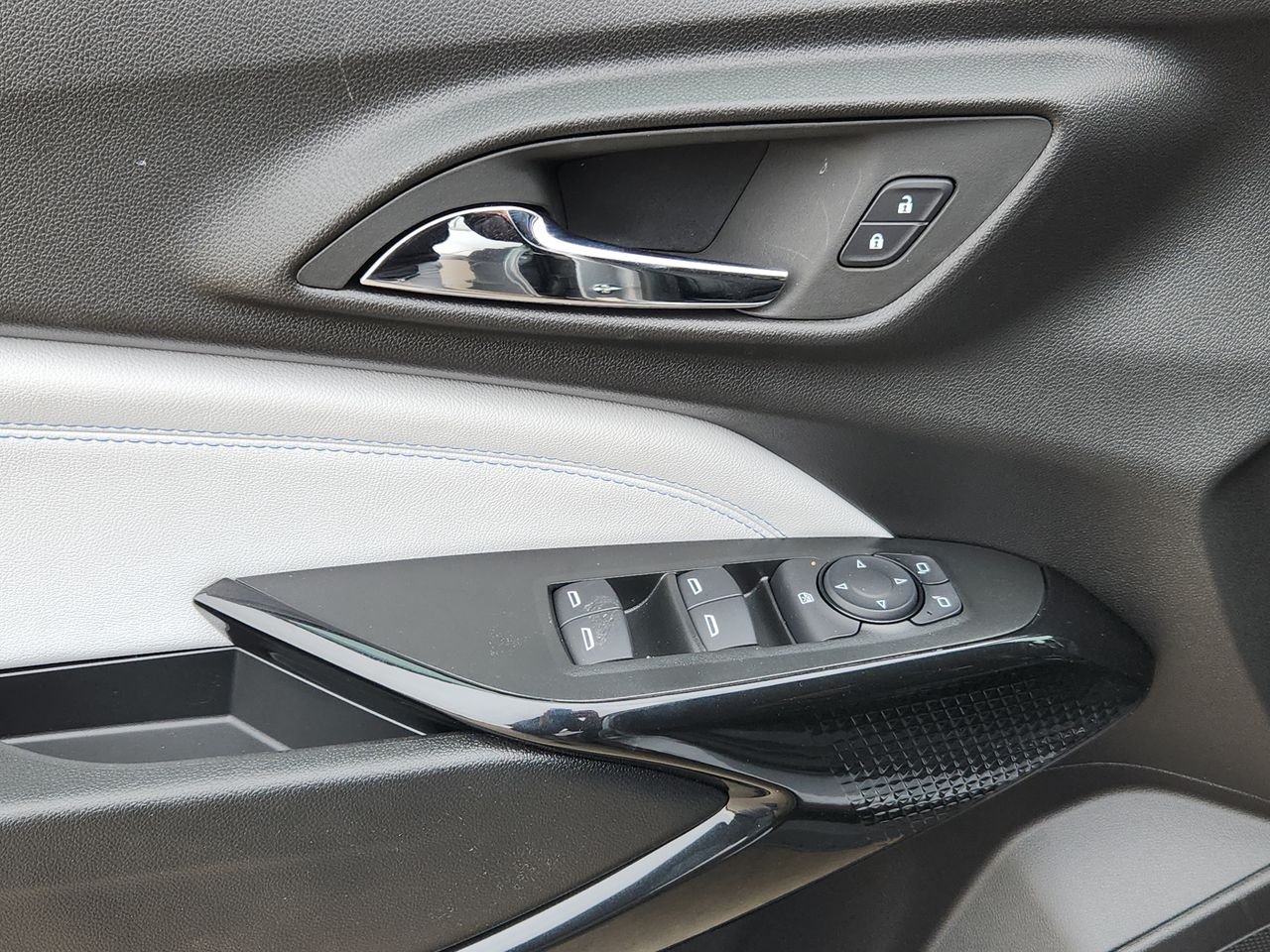 2025 Chevrolet Trax LT - Photo 52