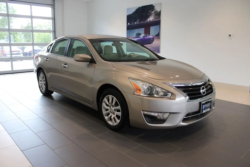 Used 2014 Saharan Stone Nissan 2.5 S image 2