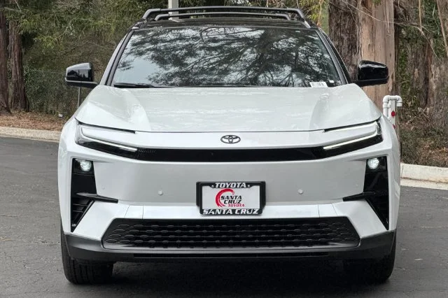 New 2026 Wind Chill Pearl with Midnight Black Metallic roof <sup>1</sup> Toyota  XSE image 9