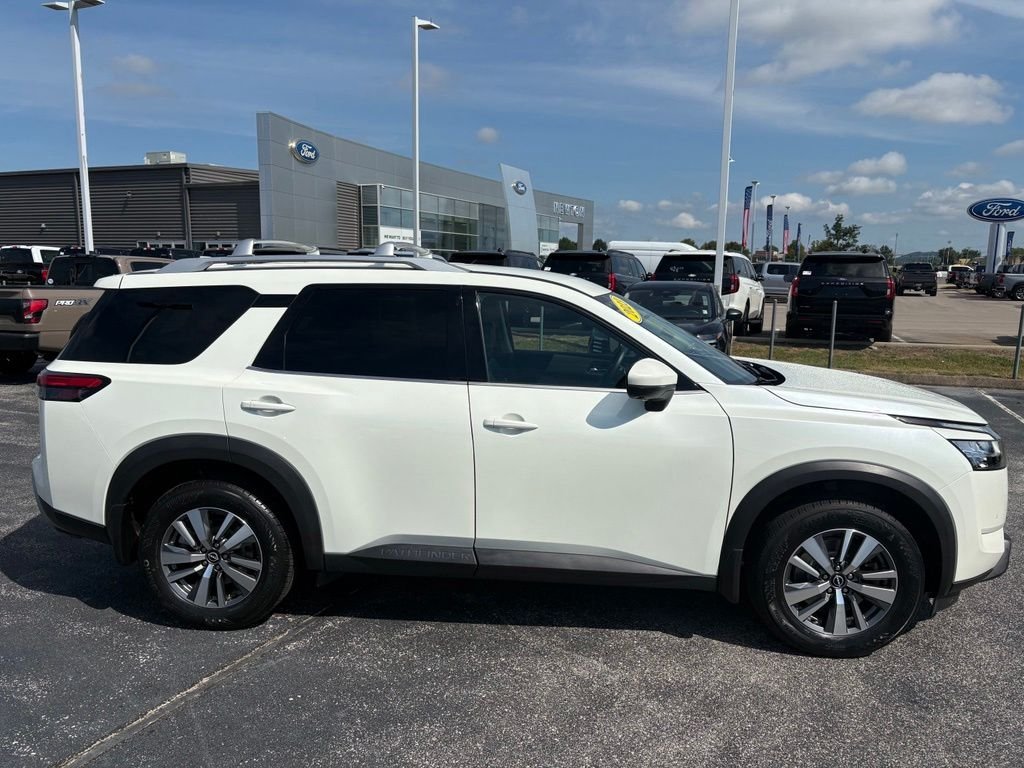 Used 2023 White Nissan SL image 3