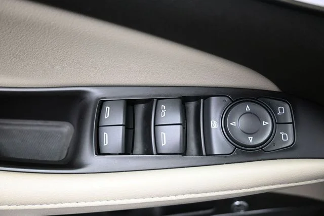 Used 2019 Black Buick Essence image 17