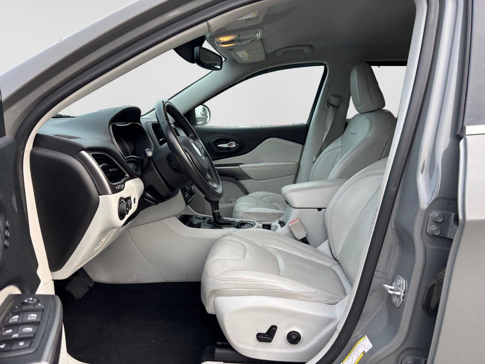 Used 2019 Sting-Gray Clearcoat Jeep Limited image 10