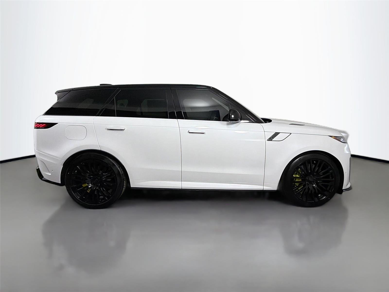 New 2026 OSTUNI PEARL WHITE Land Rover SV image 4
