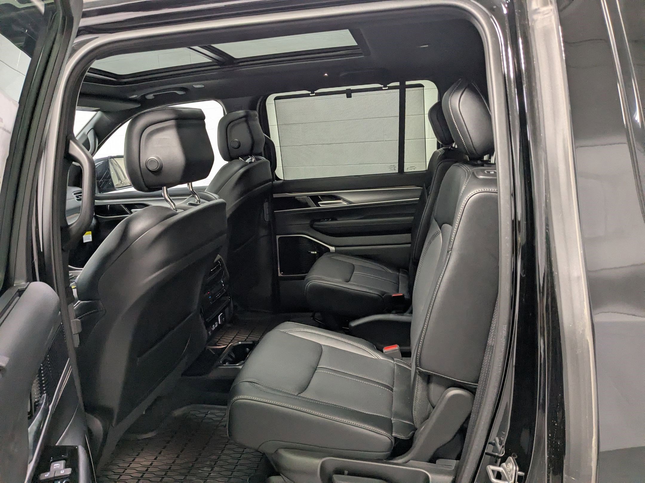 2025 Jeep Wagoneer Series III - Photo 16