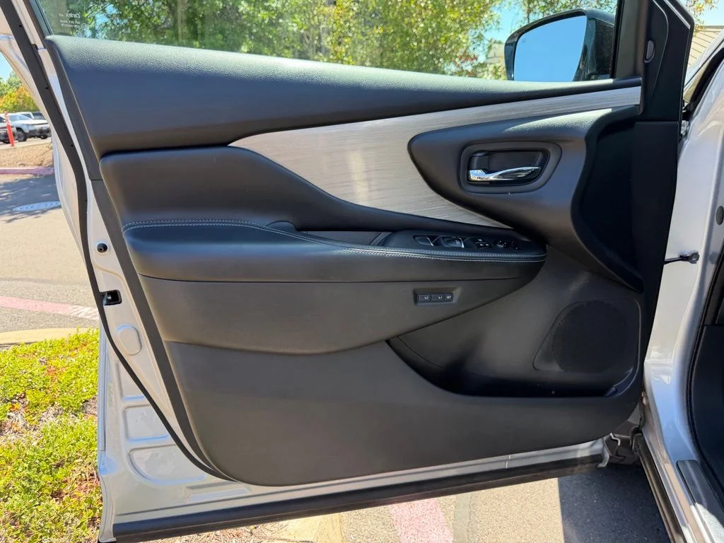 Used 2015 Silver Nissan SL image 11
