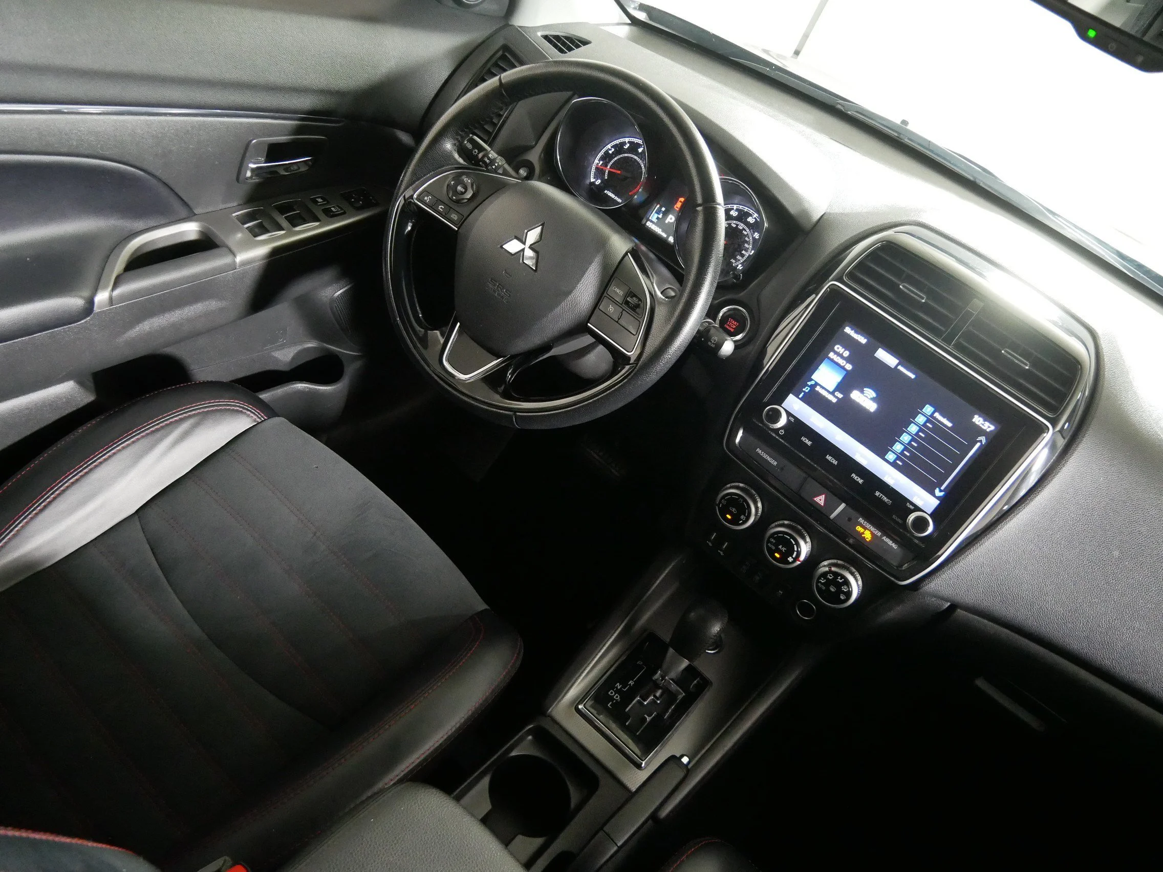 Used 2024 Labrador Black Pearl Mitsubishi SE image 9