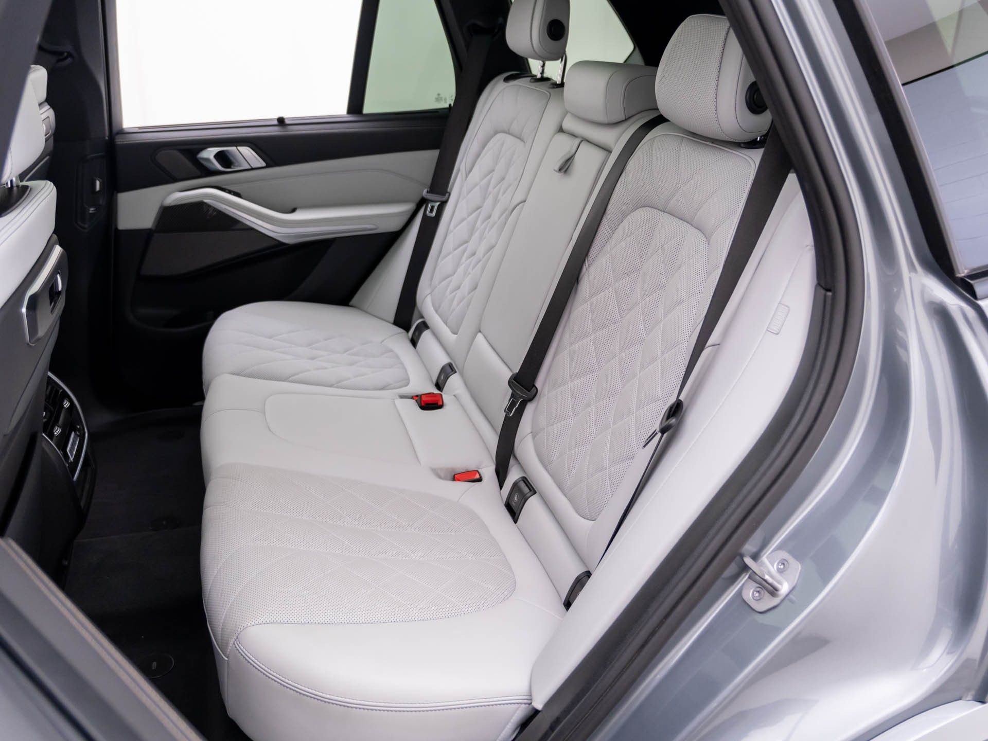 Certified Used 2025 Skyscraper Grey Metallic BMW M60i image 20