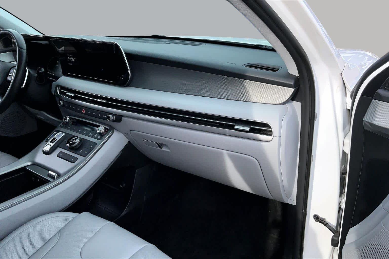 Used 2025 Hyper White Hyundai SEL image 16