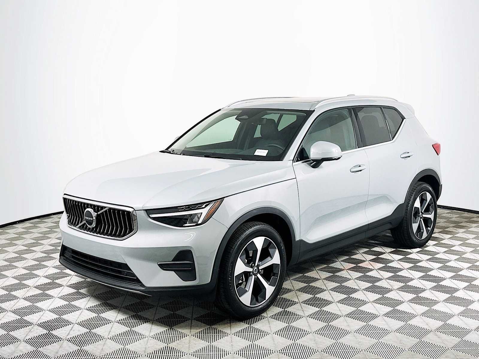 Certified Used 2025 Vapour Grey Volvo Core image 3