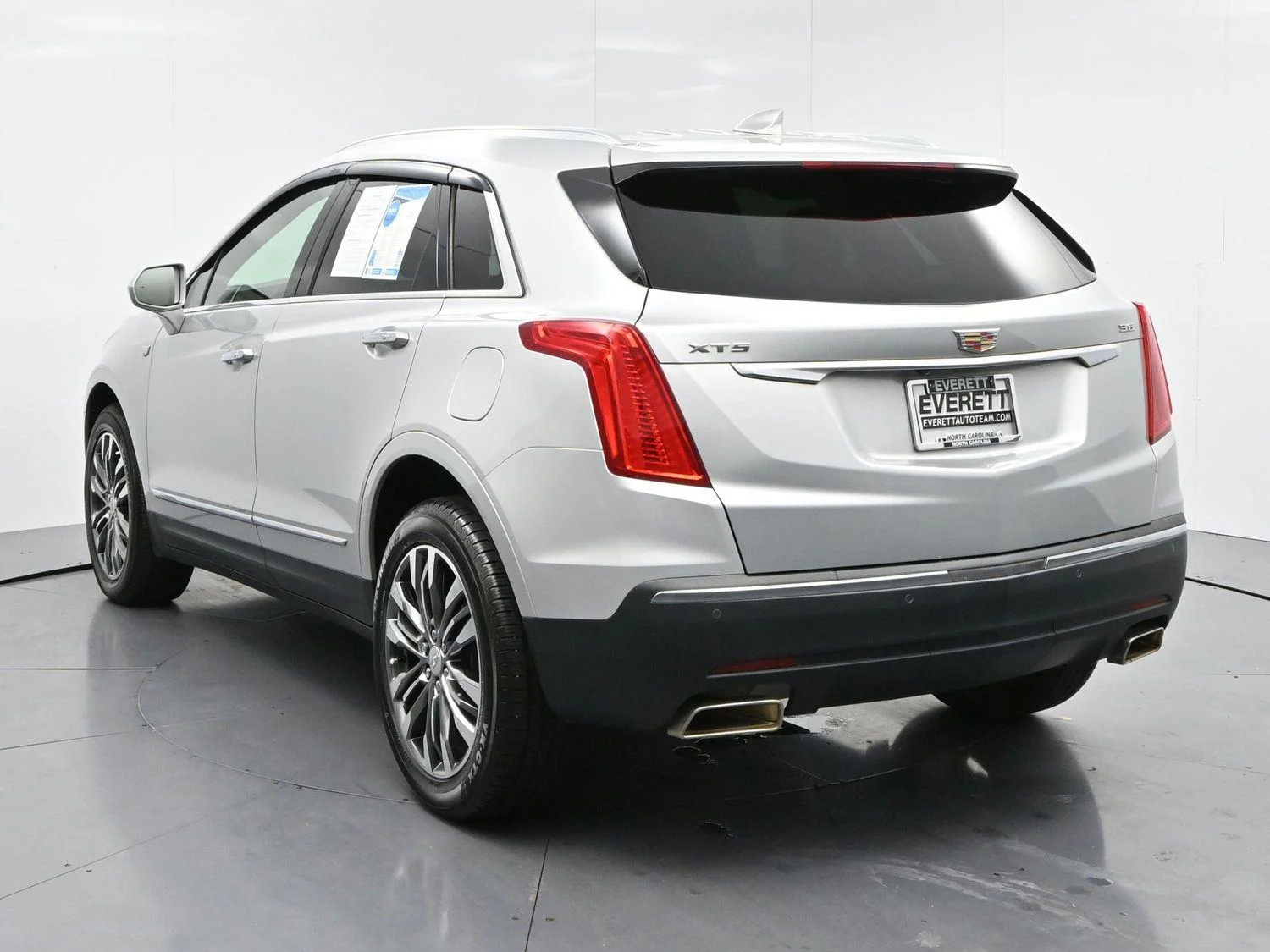 Used 2019 RADIANT SILVER METALLIC Cadillac Luxury FWD image 3