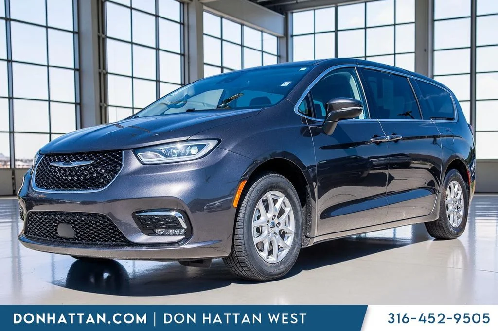 2023 Chrysler Pacifica Touring L's photo