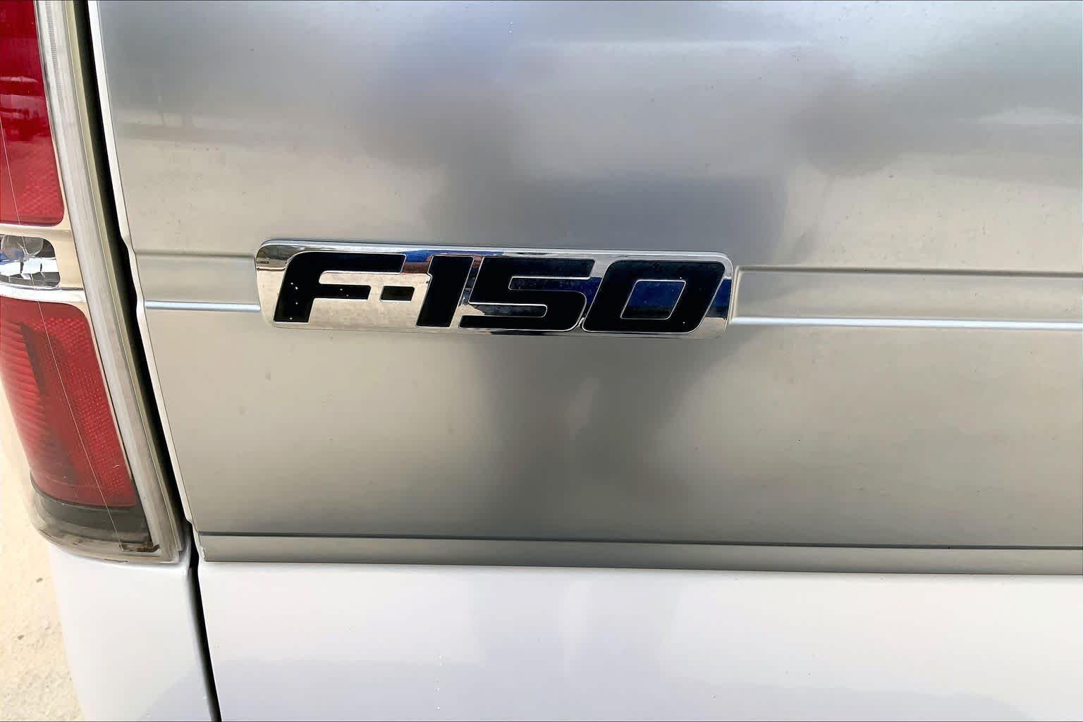 Used 2013 White Platinum Metallic Tri-Coat Ford Platinum image 32