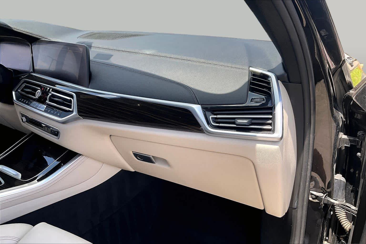 Used 2019 Black Sapphire Metallic BMW xDrive40i image 17