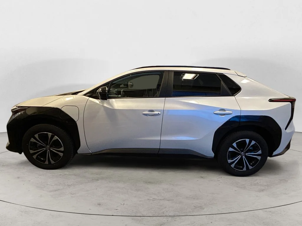 Used 2024 Pearl Toyota XLE image 2
