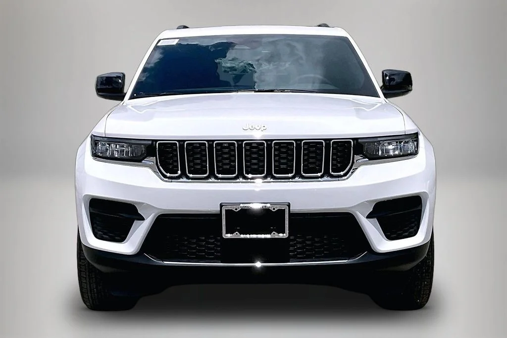 New 2026 Bright White Clear-Coat Exterior Paint Jeep Laredo X image 12