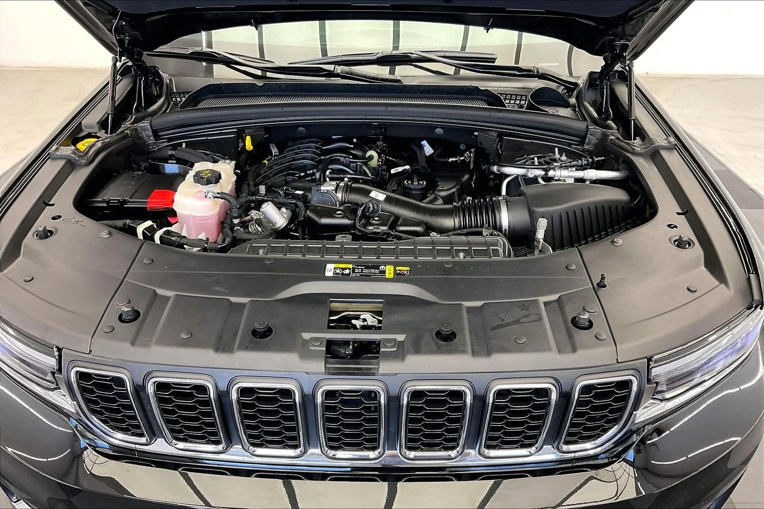 Used 2025 Diamond Black Crystal Pearlcoat Jeep Laredo image 9