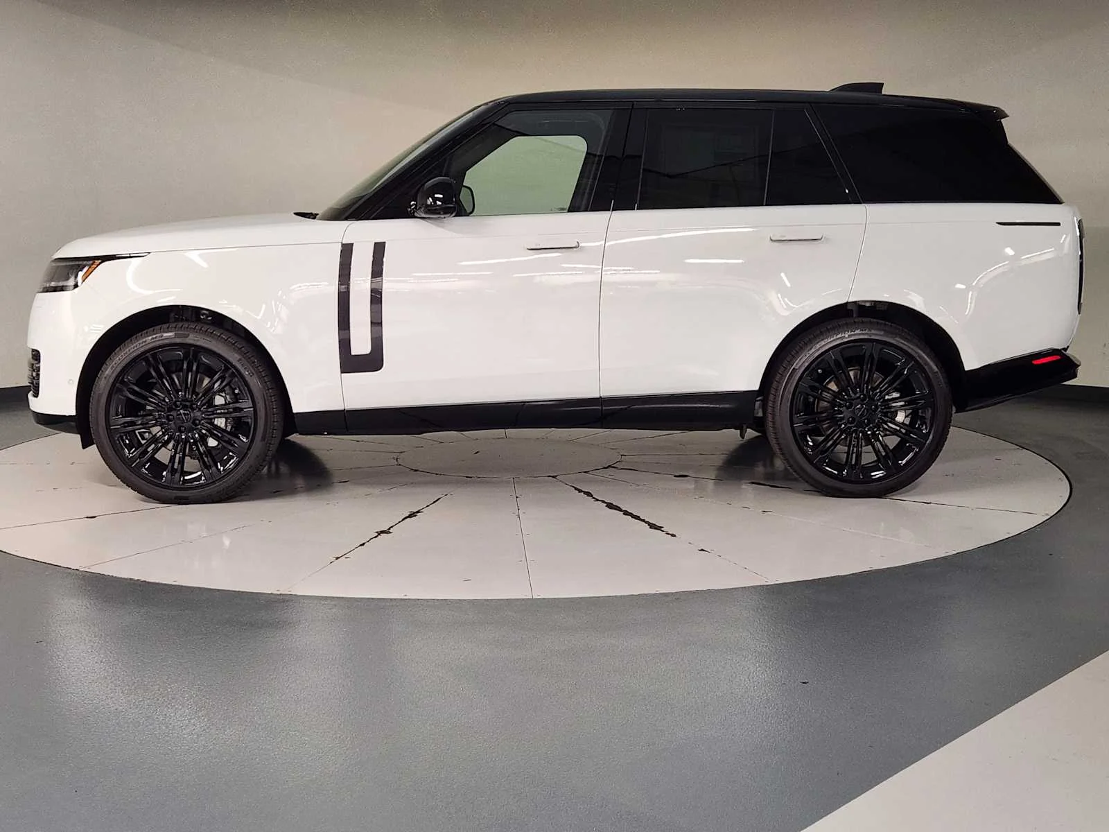 New 2026 Fuji White Land Rover SE - P400 SWB image 10