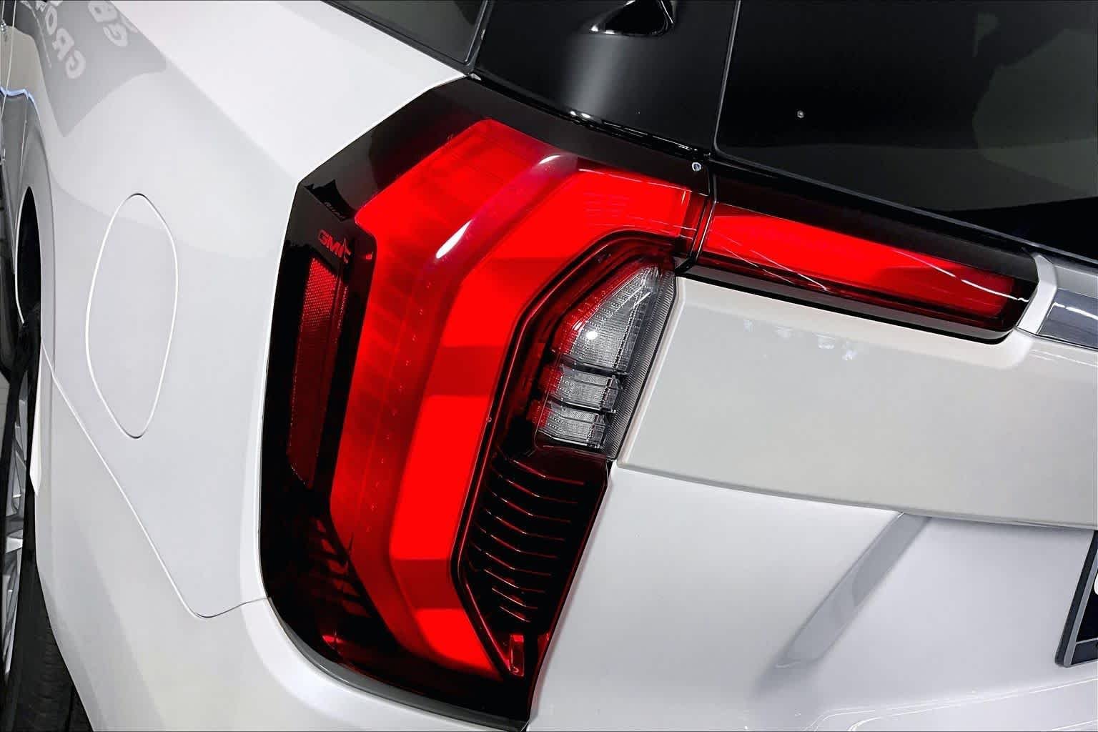 Used 2025 White Frost Tricoat GMC Denali image 28