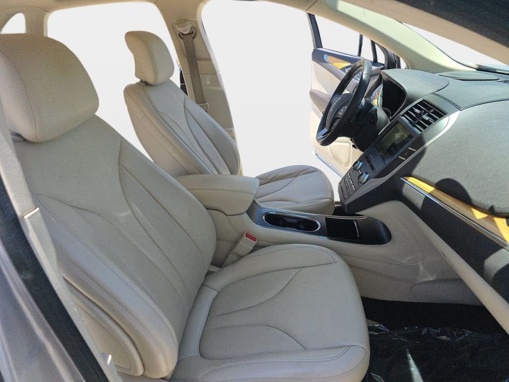 Used 2016 Silver Lincoln Select image 12