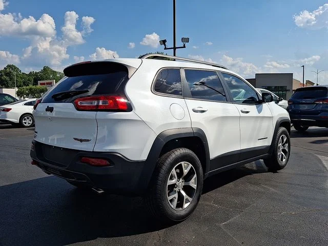 Used 2015 White Jeep Trailhawk image 6