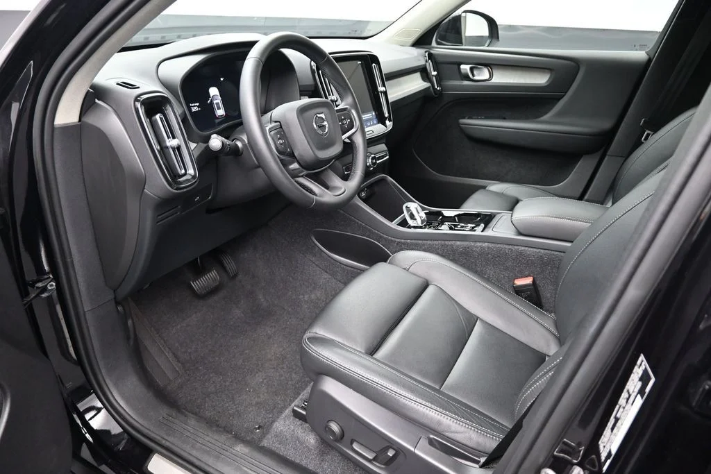 Certified Used 2025 Onyx Black Volvo Plus image 9