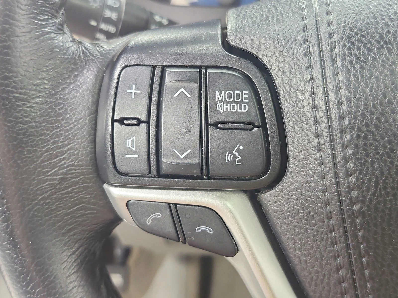 Used 2020 Green Toyota XLE Premium image 25